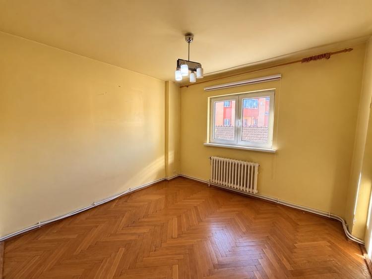 Apartament cu 4 camere decomandat în Cetate