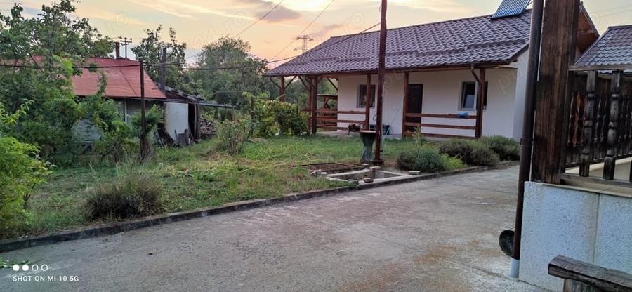 Casă cu 6 camere cu Teren 2500 Mp în Moreni