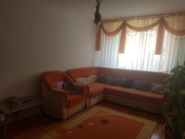 Apartament cu 3 camere decomandat în Teiul Doamnei