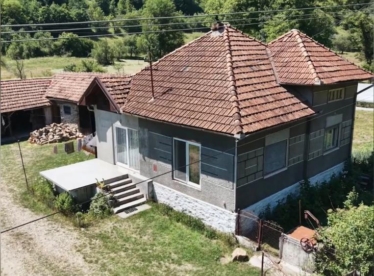 Casă cu 3 camere în Laz