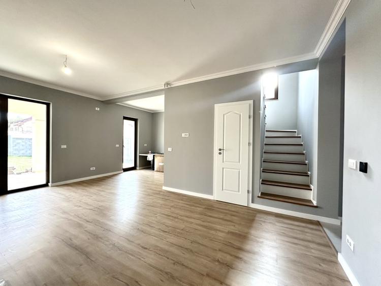 Duplex cu 5 camere cu Canalizare în Dumbrăvița