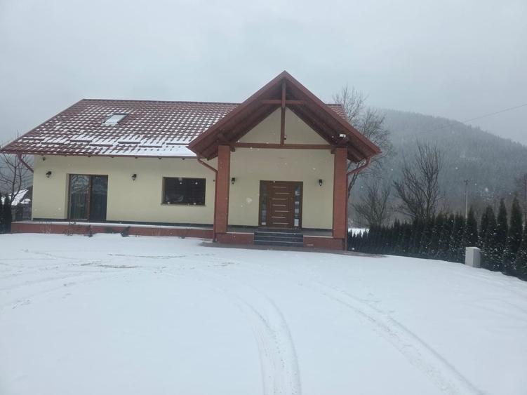 Casă individuală cu 5 camere cu Canalizare în Văleni-Stânișoara