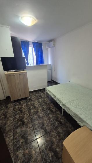 Garsonieră decomandată în Titan