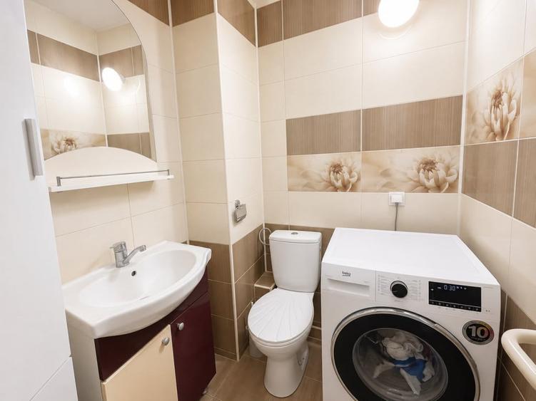 Apartament cu 3 camere decomandat în Trocadero