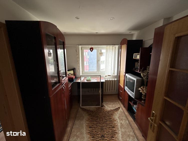 Apartament cu 5 camere decomandat în Exterior Vest