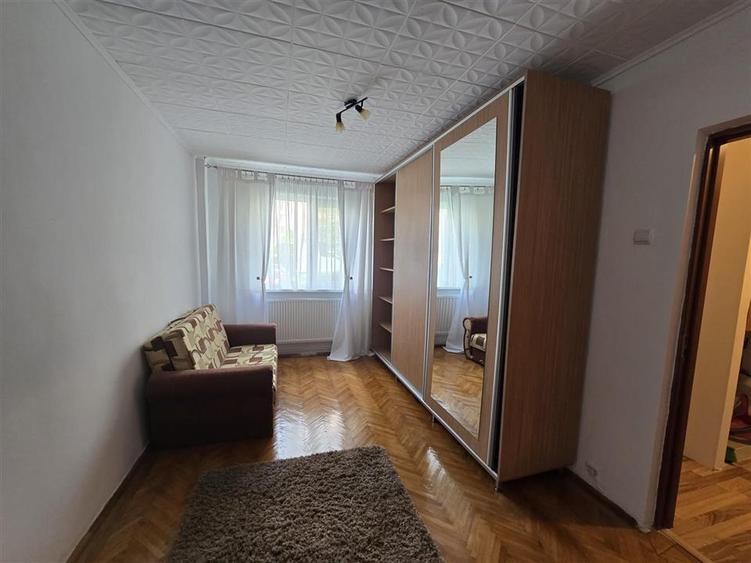 Apartament cu 3 camere semidecomandat, mobilat în Est