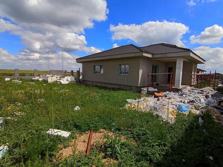 Casă individuală cu 3 camere cu Canalizare în Sânandrei