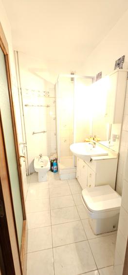 Apartament cu 3 camere semidecomandat, mobilat în Capitale