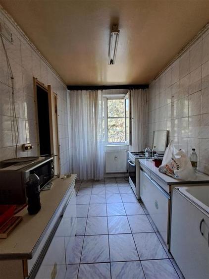 Apartament cu 3 camere semidecomandat în Berceni