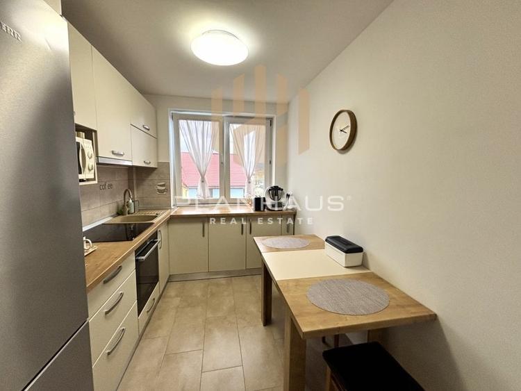 Apartament cu 3 camere semidecomandat, mobilat în Central