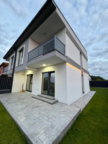 Duplex cu 4 camere cu Canalizare în Bucium