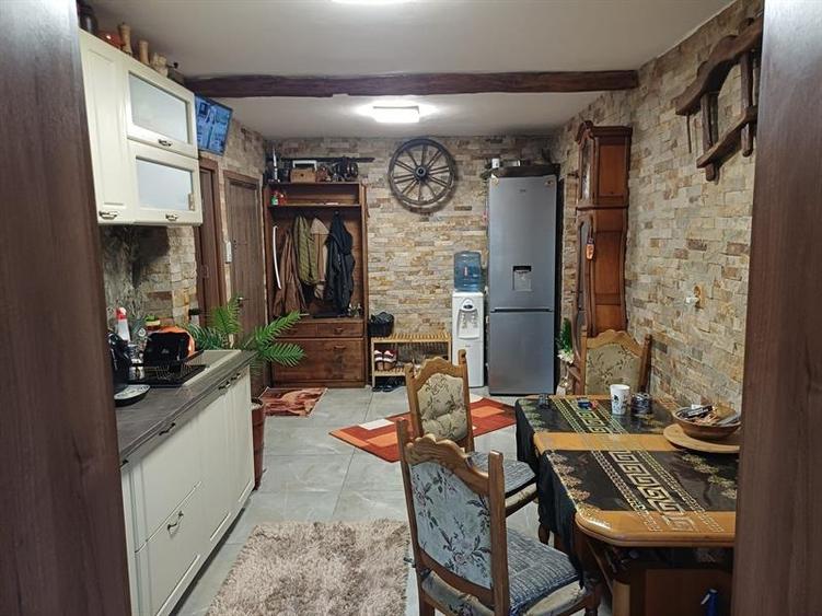 Apartament cu 2 camere decomandat în Rovine