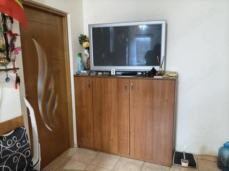 Apartament cu 3 camere semidecomandat în Lipovei