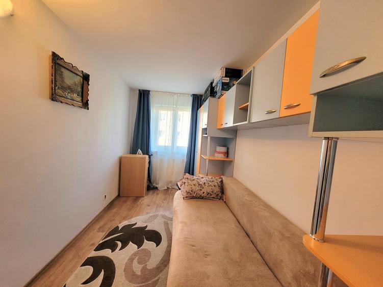 Apartament cu 3 camere decomandat în Florilor