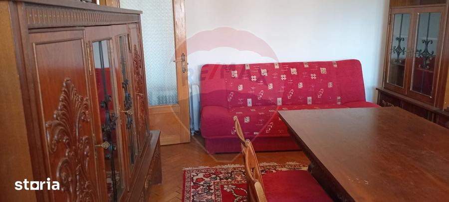 Apartament cu 3 camere decomandat în Pârneava