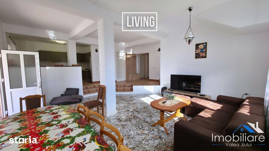 Casă cu 6 camere cu Teren 1400 Mp în Central