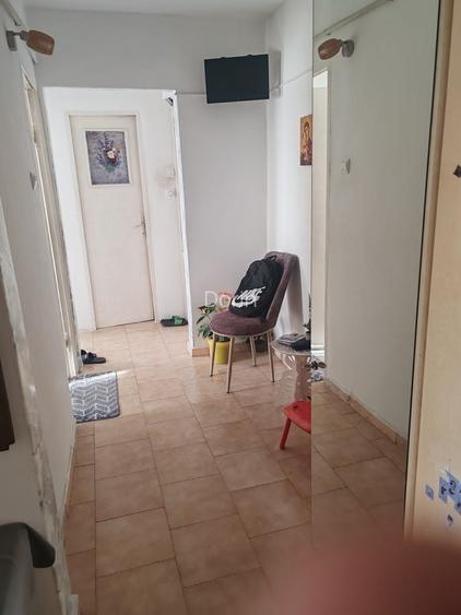 Vand apartament 3 camere situat in Stei Str Andrei Muresanu 1a ap 18.