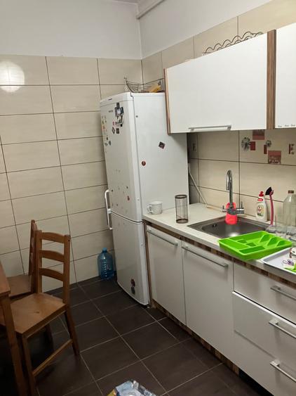 Apartament cu 3 camere semidecomandat în Fundeni