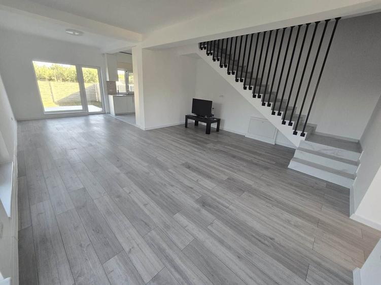 Duplex cu 4 camere cu Canalizare în Moșnița Nouă