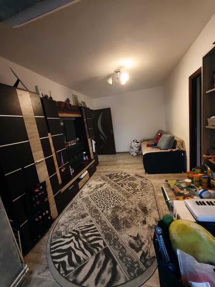 Apartament cu 2 camere semidecomandat în Craiovița Nouă