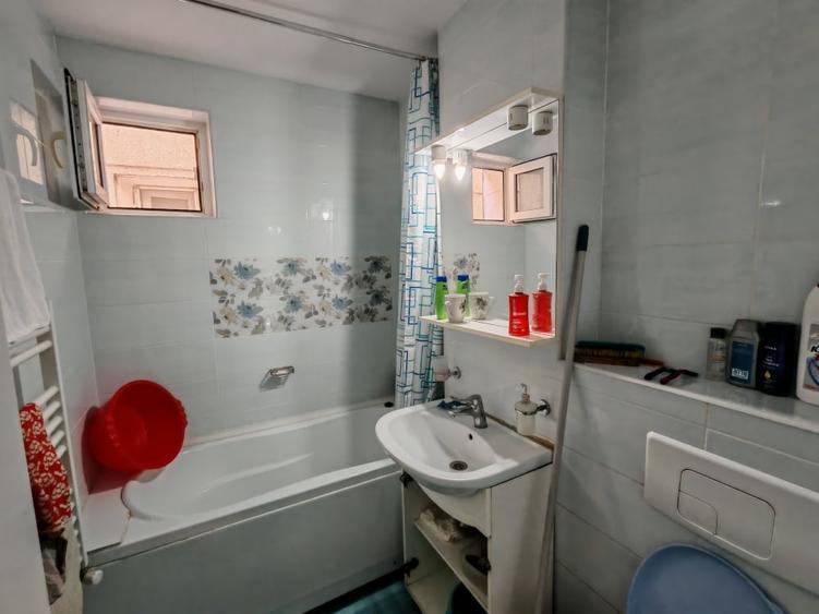Apartament cu 3 camere decomandat în Micro 13