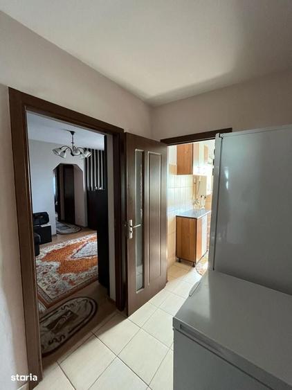 Apartament cu 3 camere semidecomandat în Morăreni