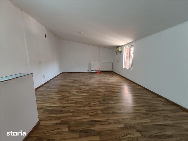 Casă cu 5 camere cu Teren 225 Mp în Moșilor