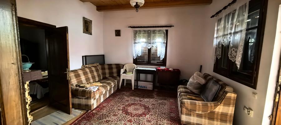 Casă individuală cu 6 camere cu Teren 593 Mp în Est