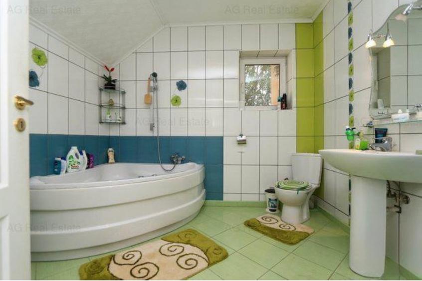 Casă cu 7 camere cu Teren 970 Mp în 1 Decembrie
