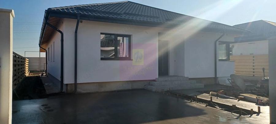 Casă cu 4 camere cu Teren 478 Mp în Săbăreni