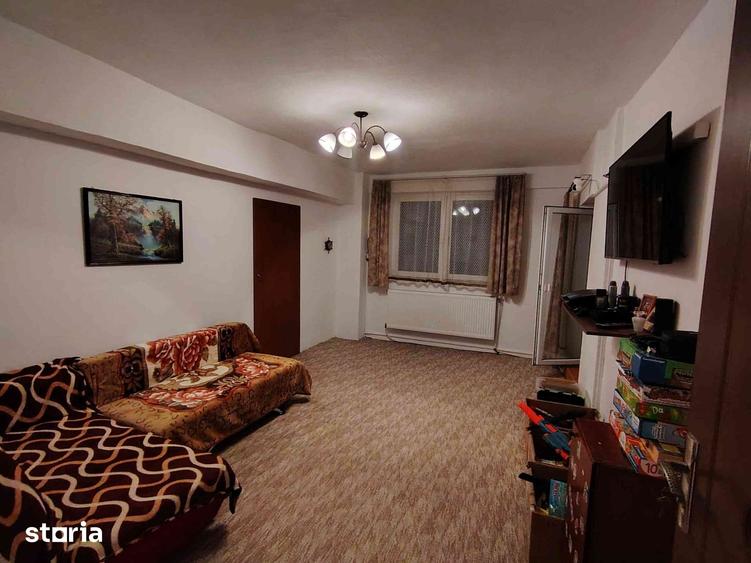 Apartament cu 4 camere decomandat în Cetate