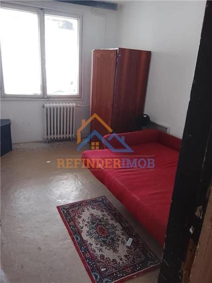 Apartament cu 4 camere semidecomandat în Rahova