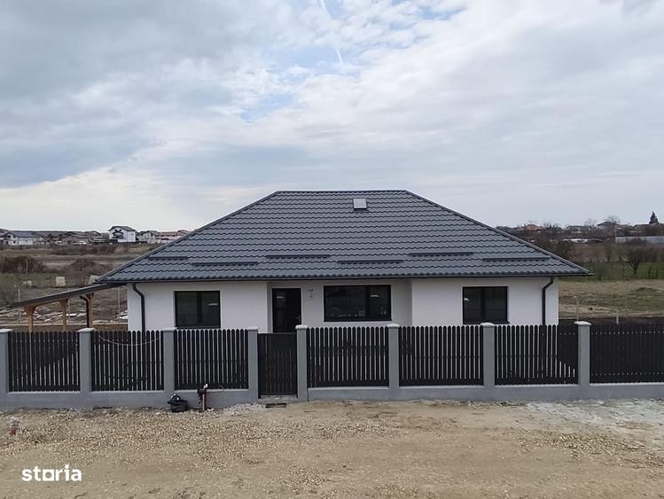 Casă cu 4 camere în Săbăreni