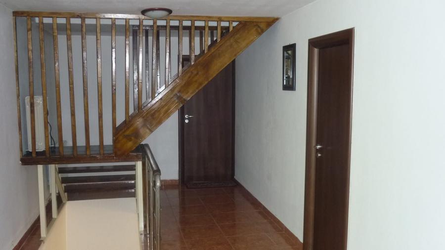 Casă individuală cu 11 camere cu Canalizare în Moroeni