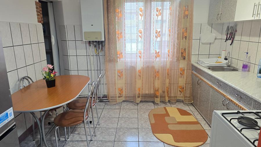 Apartament cu 3 camere semidecomandat în Gojdu