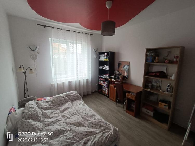 Casă individuală cu 11 camere cu Canalizare în Deda