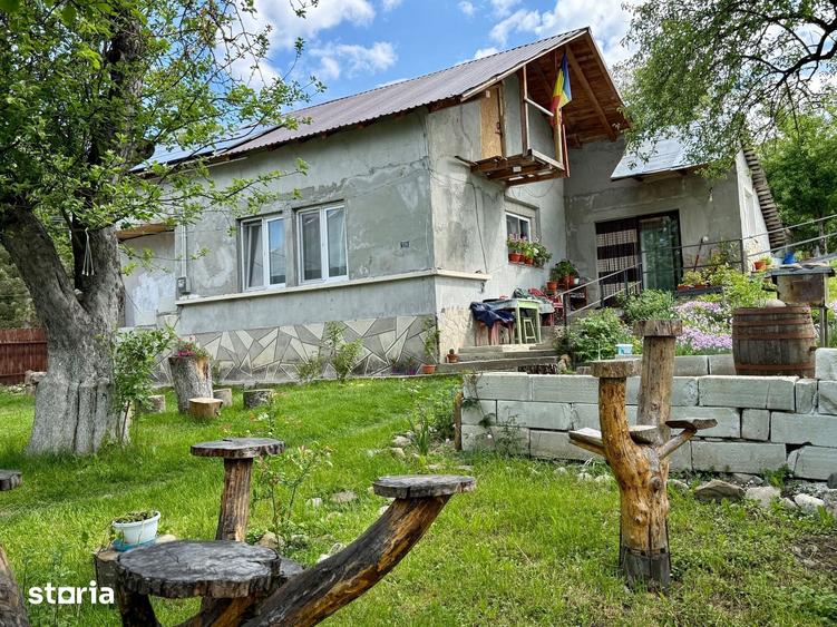 Casă cu 4 camere cu Teren 1390 Mp în Voinești
