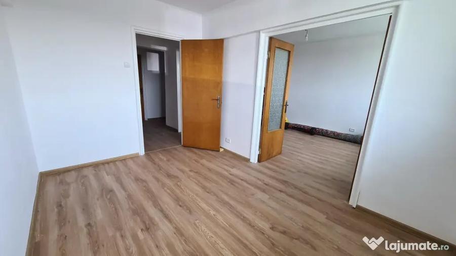 Apartament cu 3 camere decomandat în Sud