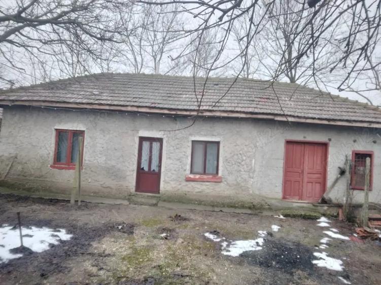 Casă cu 4 camere cu Teren 1450 Mp în Ștorobăneasa