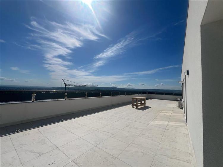 Penthouse cu 4 camere decomandat în Galata