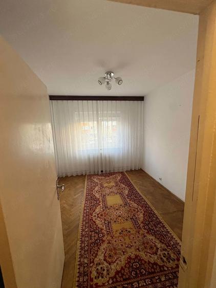 Apartament cu 3 camere decomandat în Tractorul