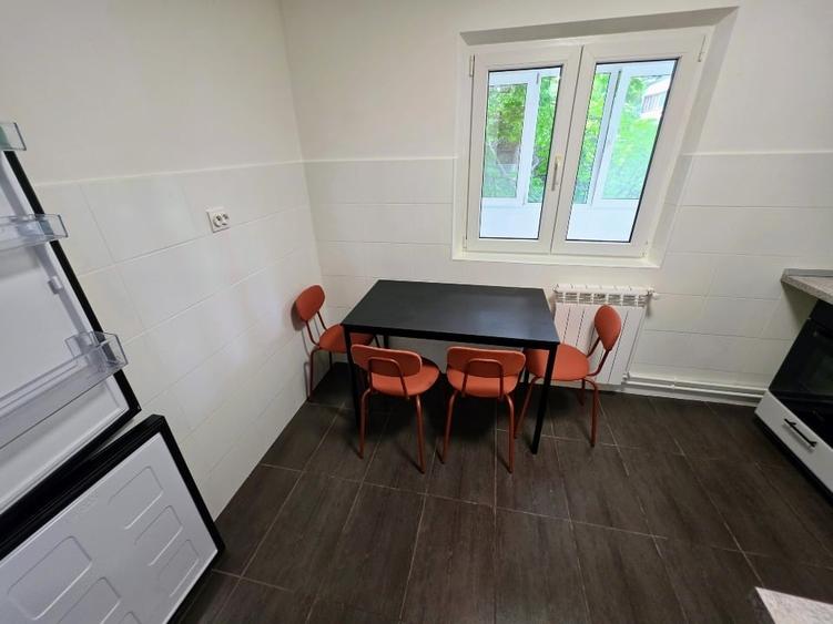Apartament cu 3 camere semidecomandat, mobilat în Băneasa