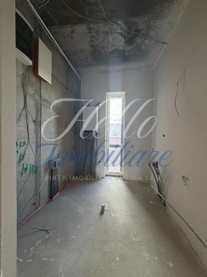 Penthouse cu 3 camere semidecomandat în Florești