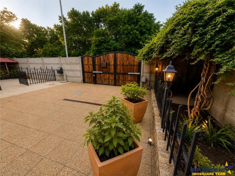 Casă cu 4 camere cu Teren 343 Mp în Florilor