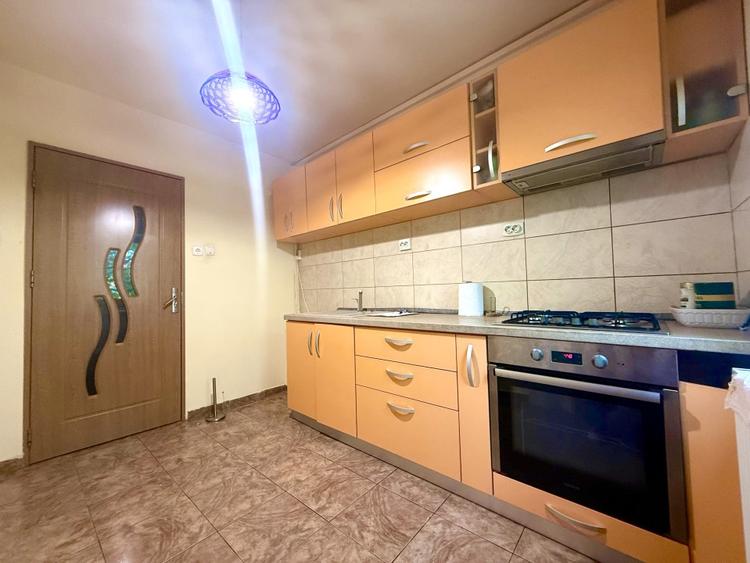 Apartament cu 3 camere decomandat, mobilat în Aradului