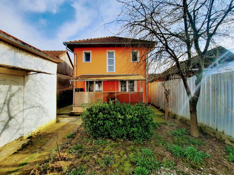 Casă individuală cu 7 camere cu Canalizare în Ilia