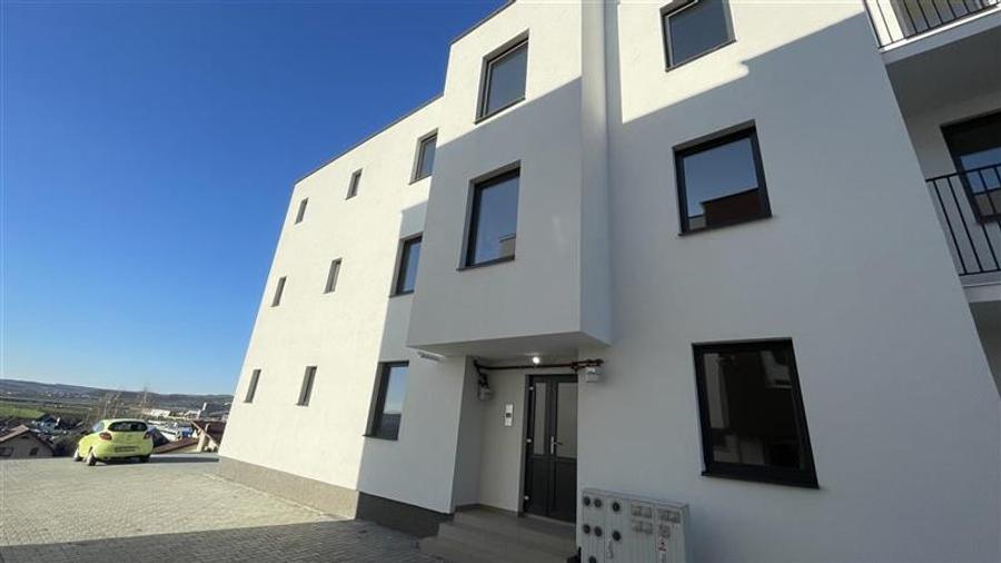 Apartament cu 2 camere decomandat în Cristești