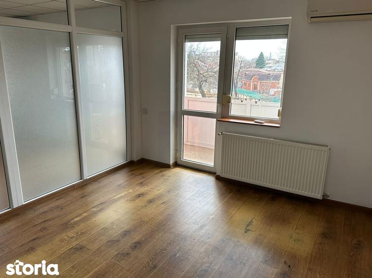 Casă cu 10 camere cu Canalizare în Crângași