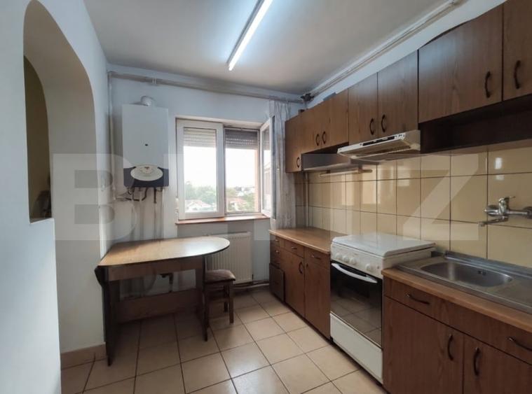 Apartament cu 3 camere semidecomandat, mobilat în 14 Mai
