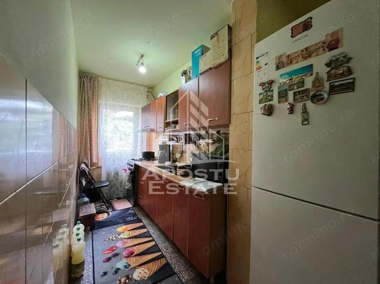 Apartament cu 3 camere semidecomandat în Dâmbovița